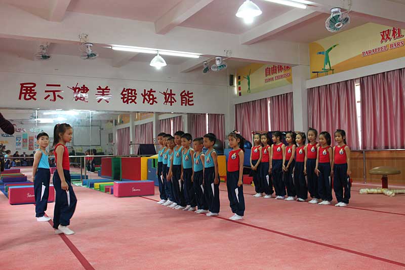 体操休闲小学生跳绳视频_体操小学生_休闲小学生体操