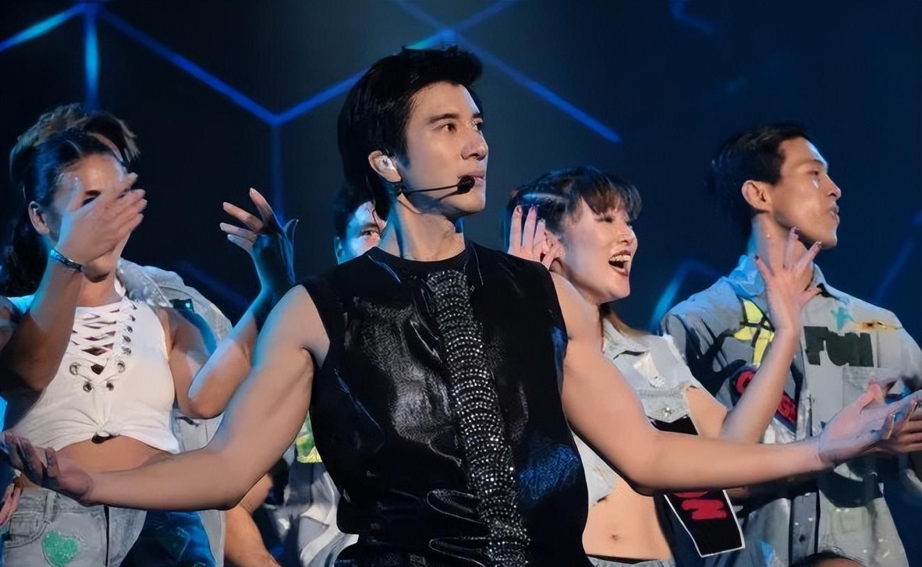 出名健身明星男的有哪些_出名健身明星男名字_健身出名的男明星