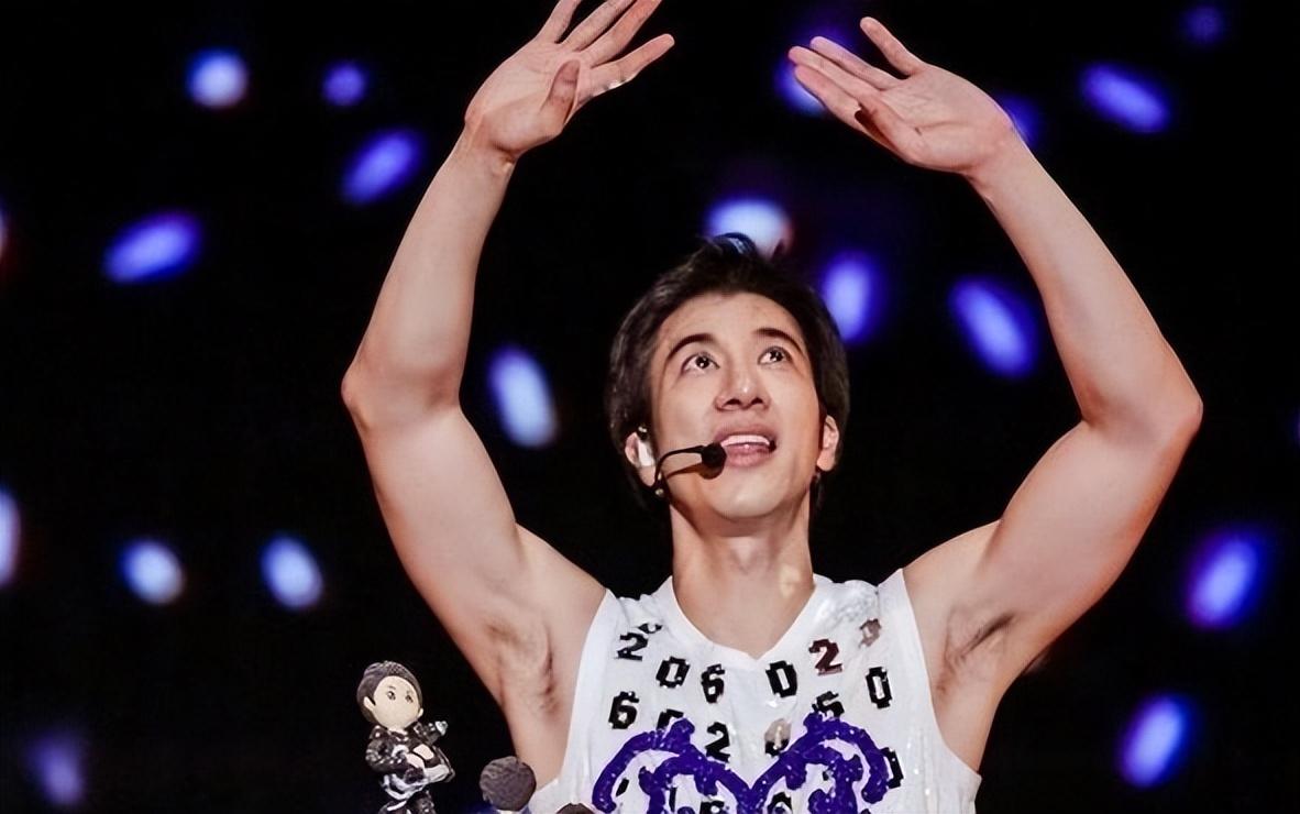出名健身明星男的有哪些_出名健身明星男名字_健身出名的男明星