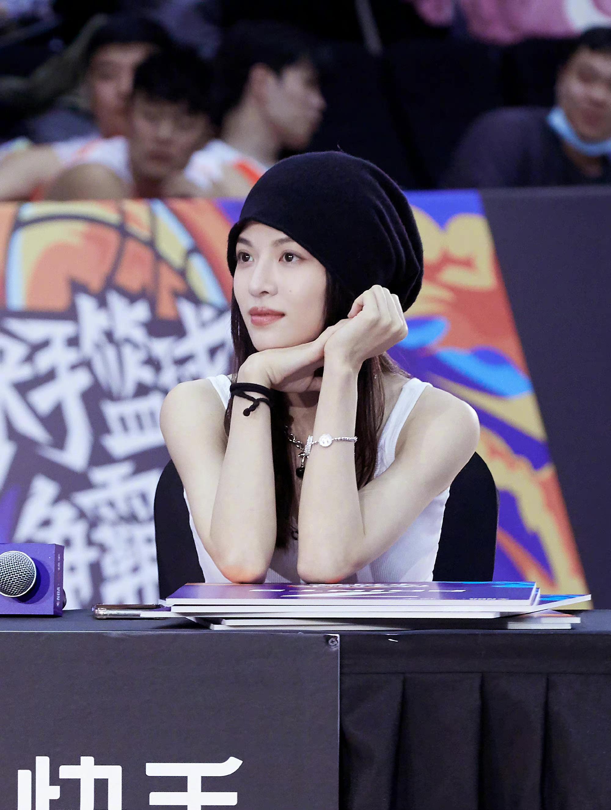 女的健身房穿什么衣服_女生运动上衣健身房_女生健身上衣叫什么