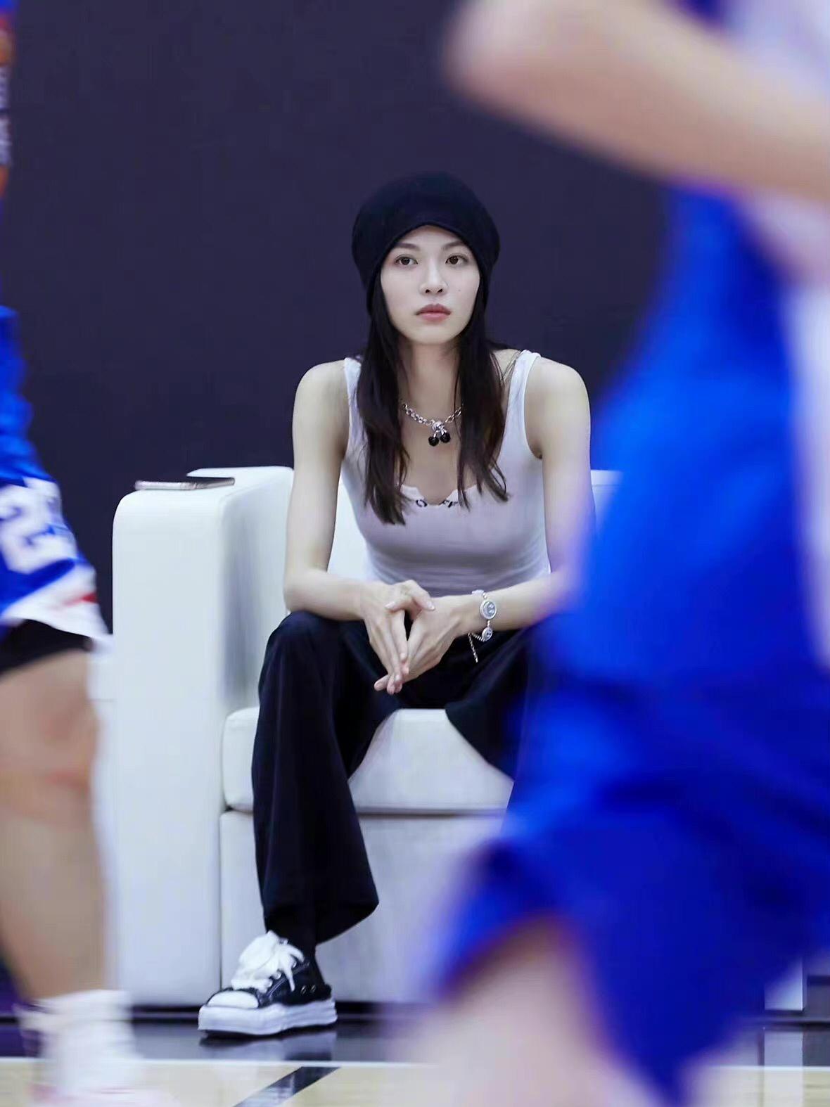女生运动上衣健身房_女的健身房穿什么衣服_女生健身上衣叫什么