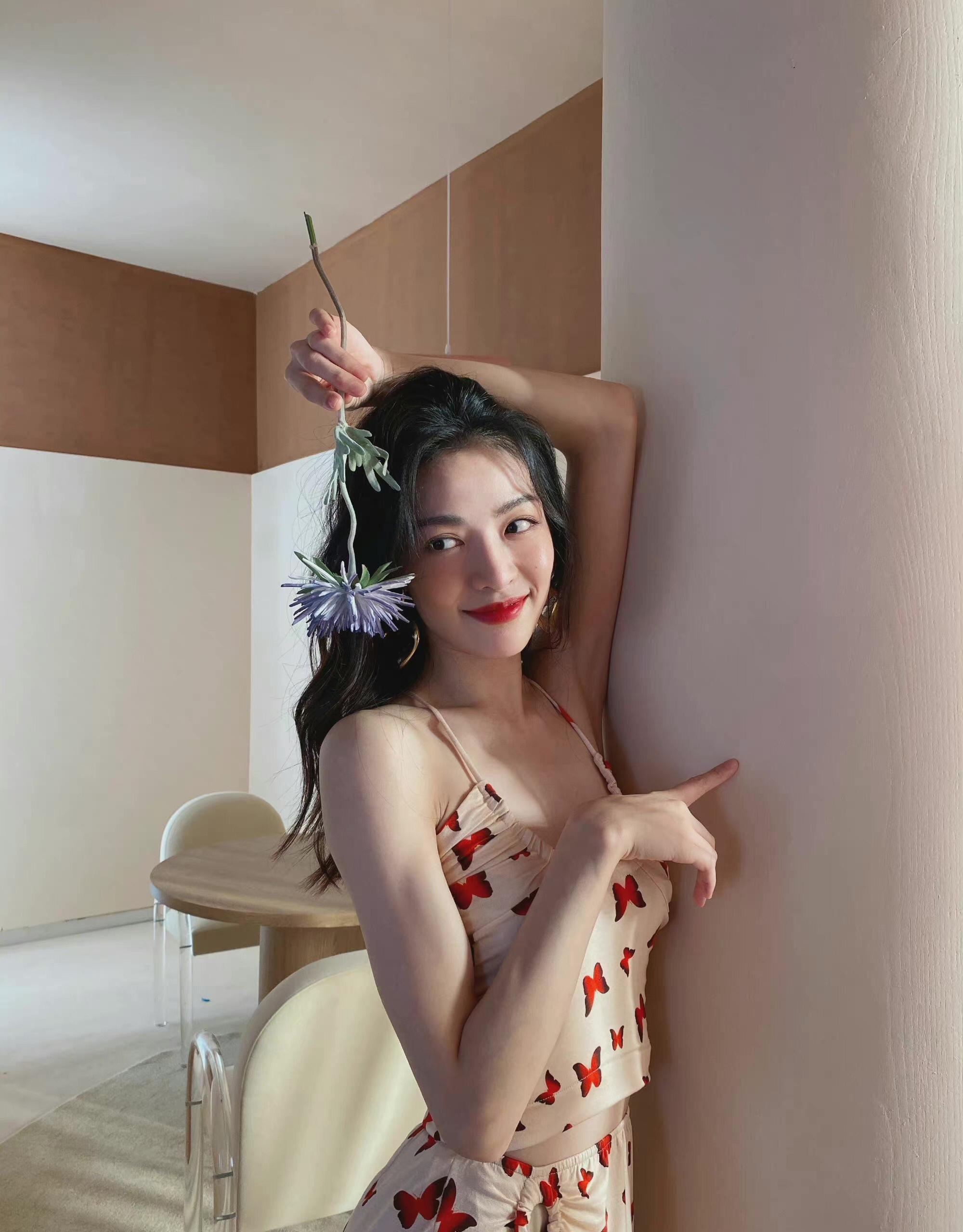 女生运动上衣健身房_女生健身上衣叫什么_女的健身房穿什么衣服