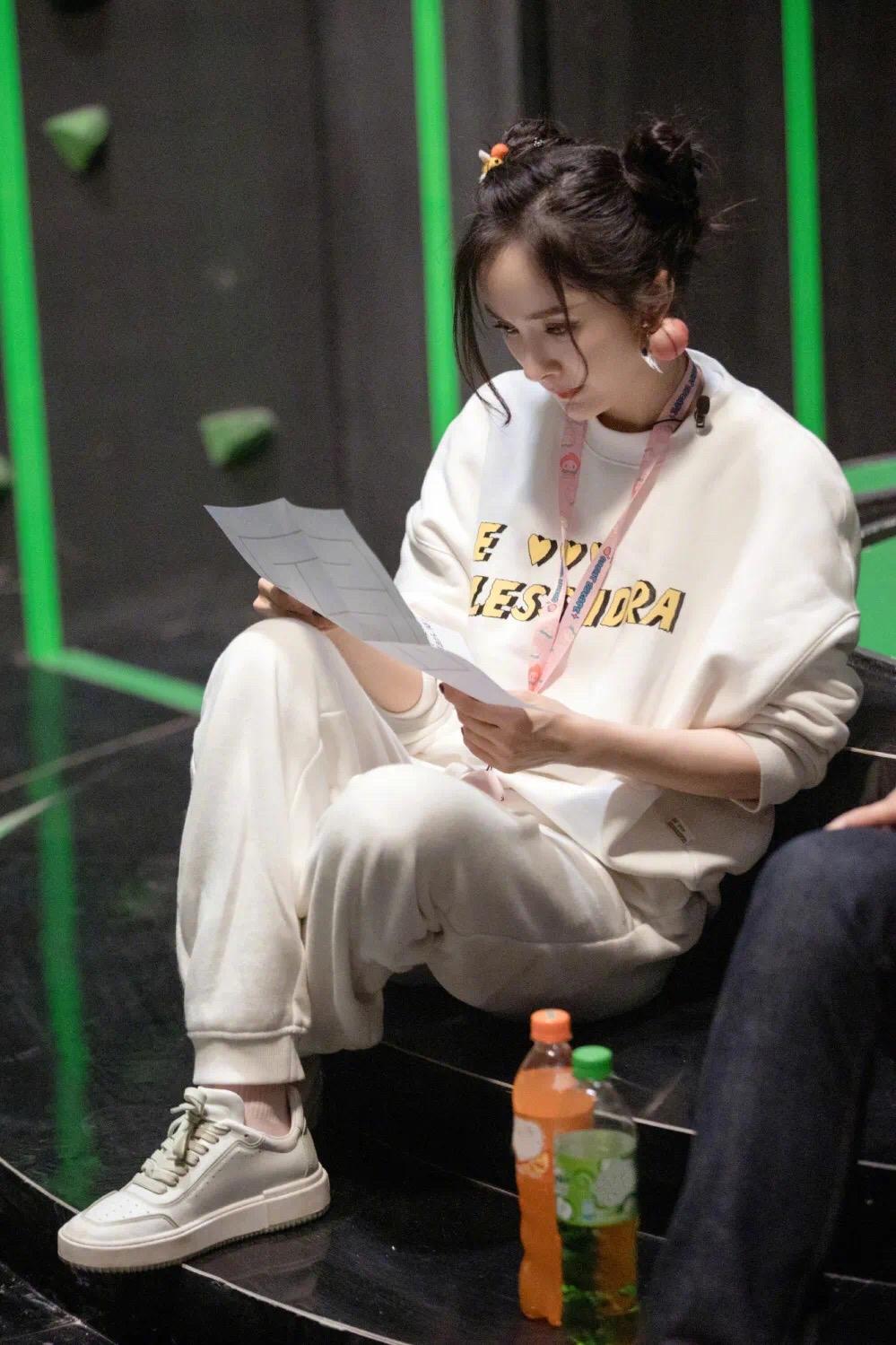 女的健身房穿什么衣服_女生健身上衣叫什么_女生运动上衣健身房