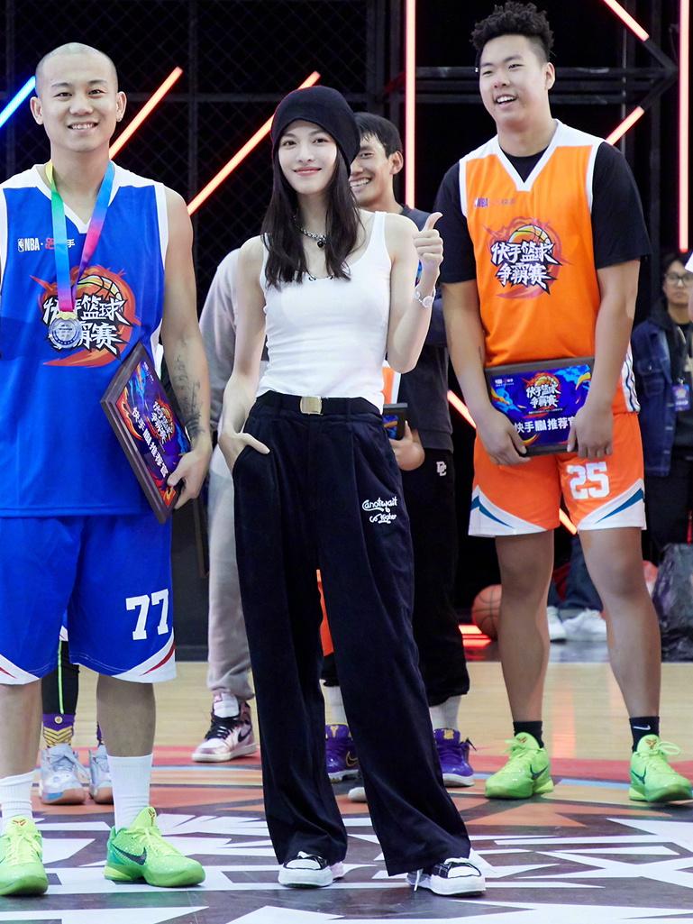 女生运动上衣健身房_女的健身房穿什么衣服_女生健身上衣叫什么