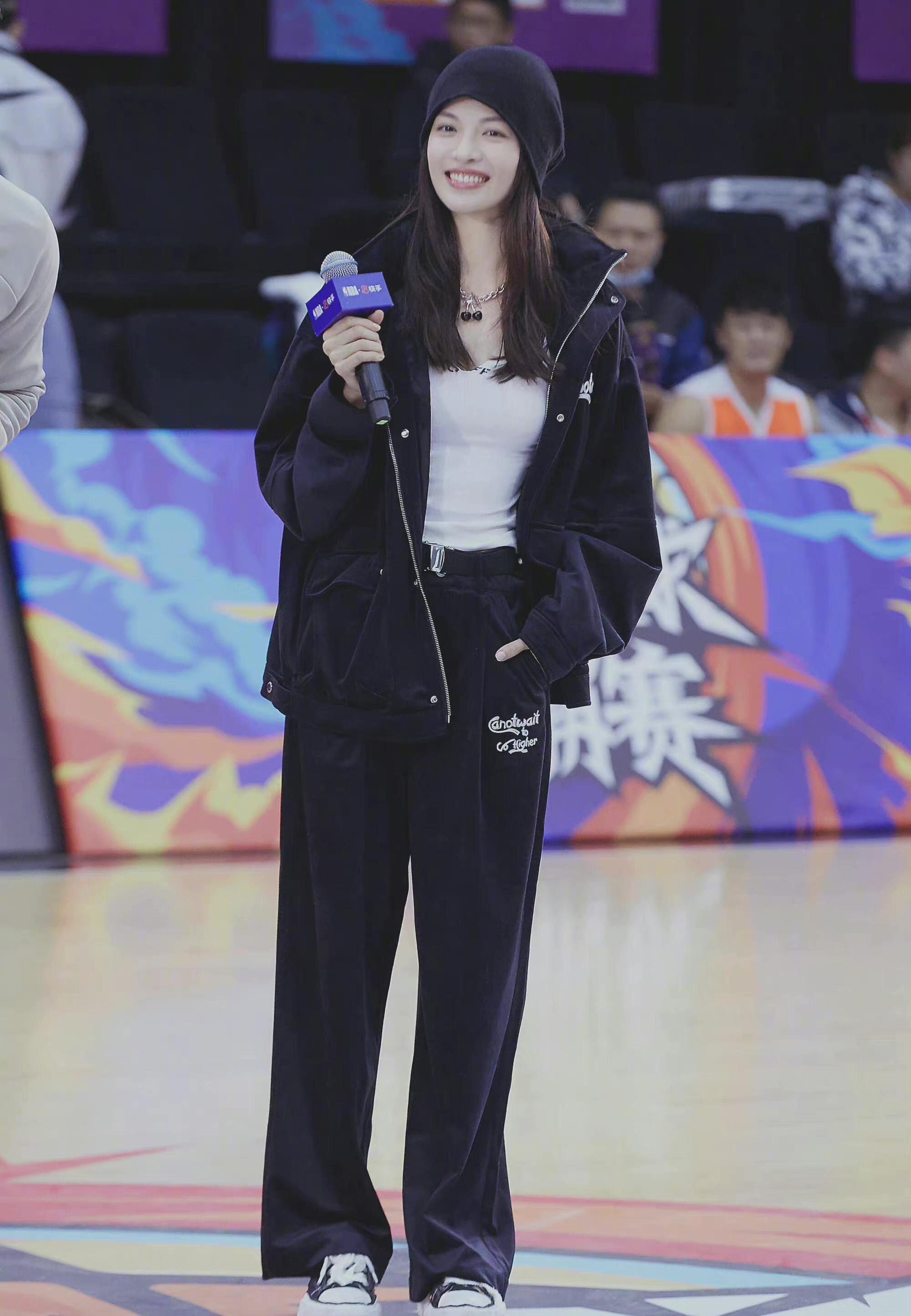 女生健身上衣叫什么_女生运动上衣健身房_女的健身房穿什么衣服
