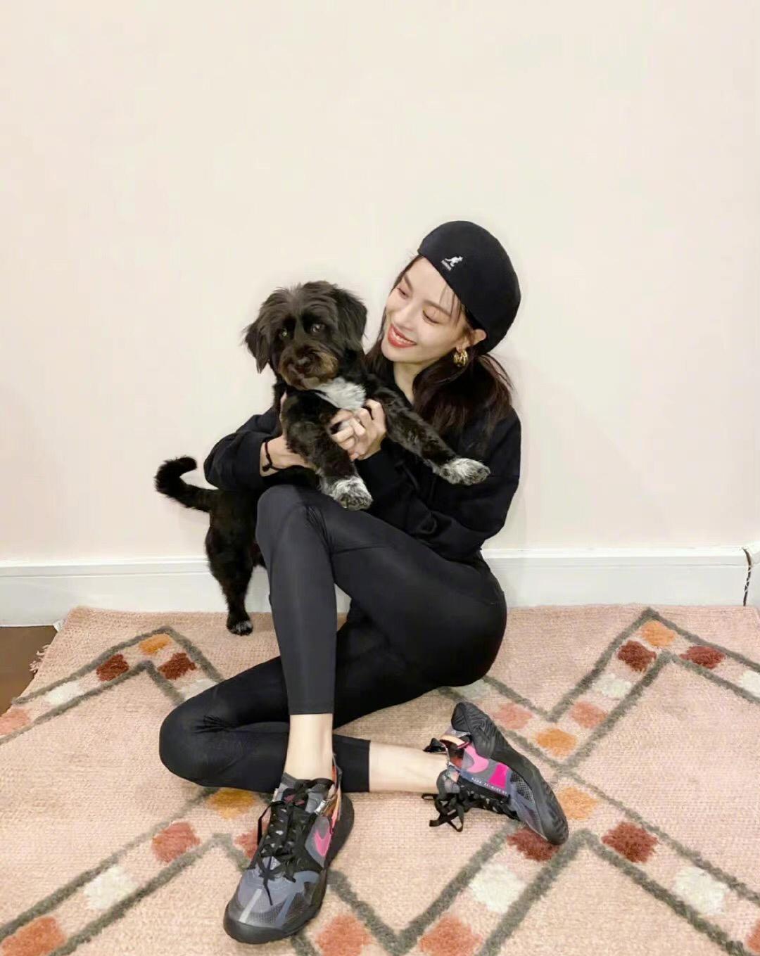 女生运动上衣健身房_女的健身房穿什么衣服_女生健身上衣叫什么