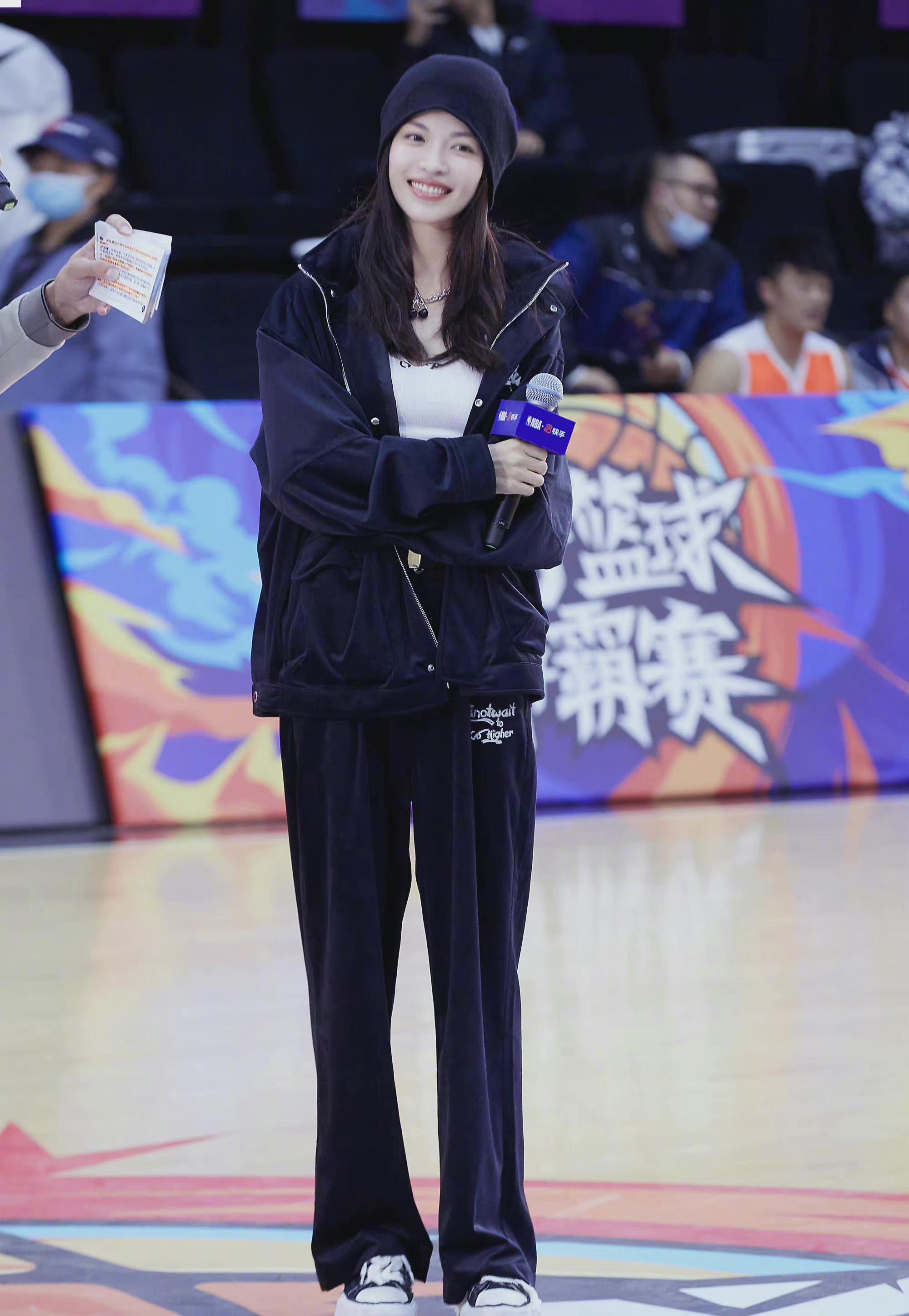 女生健身上衣叫什么_女生运动上衣健身房_女的健身房穿什么衣服