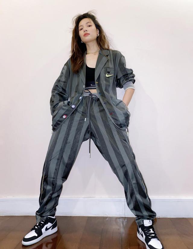 女的健身房穿什么衣服_女生健身上衣叫什么_女生运动上衣健身房