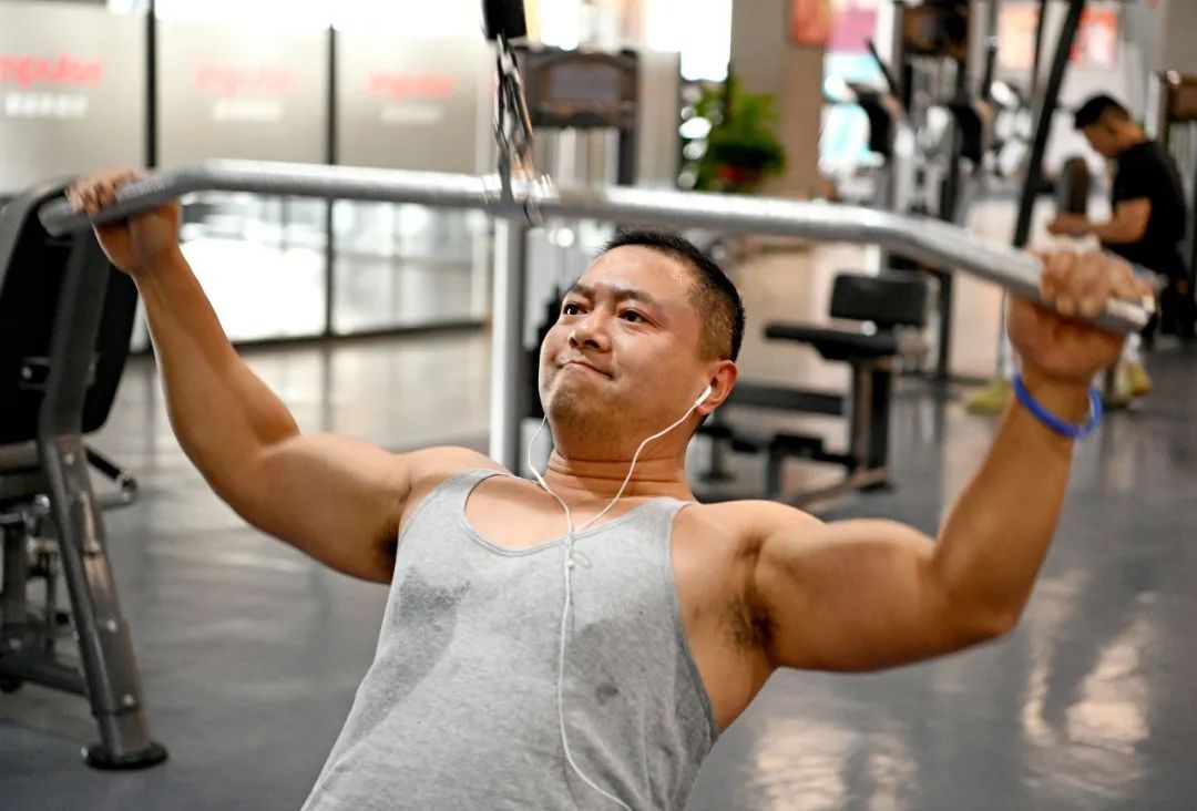 老男人在健身房运动_老健身_老房健身运动男人可以做吗