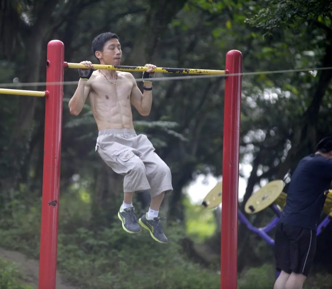 老男人在健身房运动_老房健身运动男人可以做吗_老健身